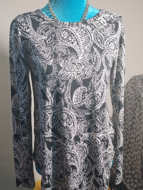 Karen Kane Sweaters - Karen Kane Long Sleeve Black and White Paisley Top. Fits S-8-10